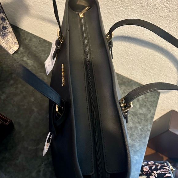 MICHAEL KORS 🌸 Large Saffiano Leather Tote with Gold Hardware NWT - Picture 6 of 11